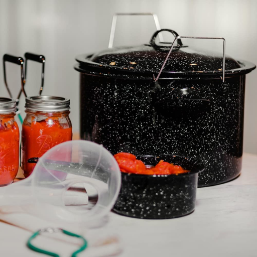 How Does the Design of a Granite Ware Stock Pot Affect Cooking?